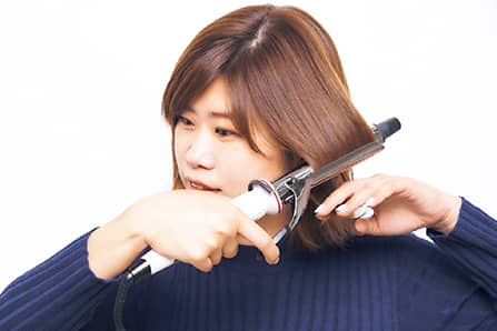 人気ヘアメイクさんが実践している 巻き髪 の裏技 ビューティニュース 美容メディアvoce ヴォーチェ 人気ヘアメイクさんが実践している 巻き髪 の裏技 ビューティニュース 美容メディアvoce ヴォーチェ