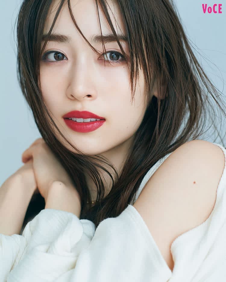 泉里香 がまとう ディオール発 話題のリキッドルージュ この秋 美人リップ は花びらソフトマット ビューティニュース 美容メディアvoce ヴォーチェ 泉里香 がまとう ディオール発 話題のリキッドルージュ この秋 美人リップ は花びらソフトマット ビューティニュース 美容メディアvoce ヴォーチェ