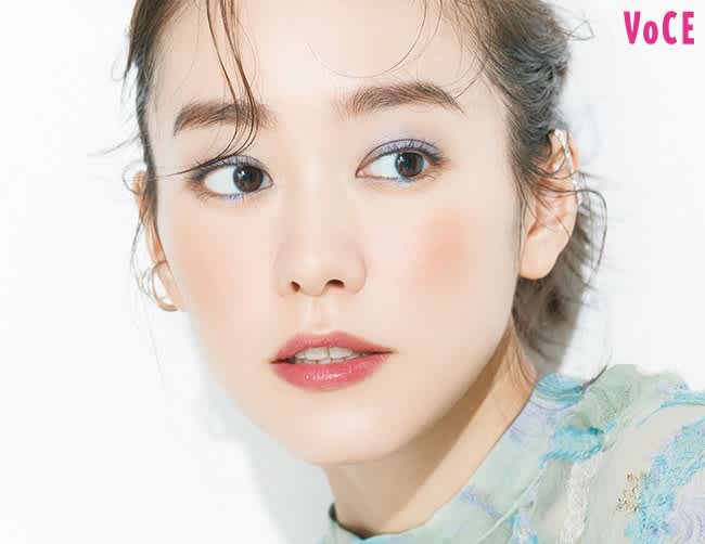 桐谷美玲 夏新色で スモーキーメイク に変身 ビューティニュース 美容メディアvoce ヴォーチェ