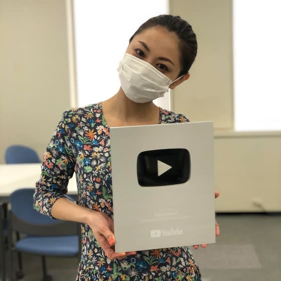 Youtubeのvoce Channel チャンネル登録10万人超えで 銀の盾をもらいました ビューティニュース 美容メディアvoce ヴォーチェ