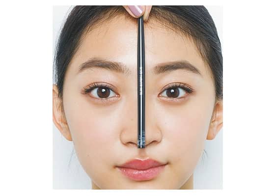 眉を左右対称に描く方法 完全実況中継 眉悩みを解決します ビューティニュース 美容メディアvoce ヴォーチェ 眉を左右対称に描く方法 完全実況中継 眉悩みを解決します ビューティニュース 美容メディアvoce ヴォーチェ