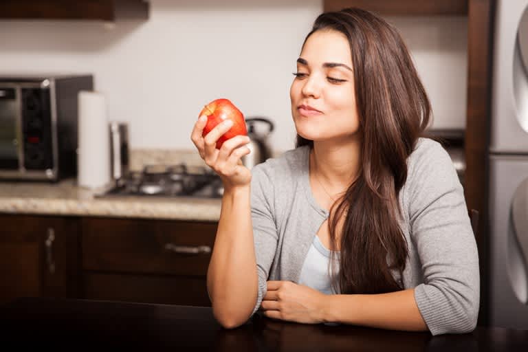 心と体のストレスに効く りんごは皮ごと食べるのがオススメ ビューティニュース 美容メディアvoce ヴォーチェ 心と体のストレスに効く りんごは皮ごと食べるのがオススメ ビューティニュース 美容メディアvoce ヴォーチェ