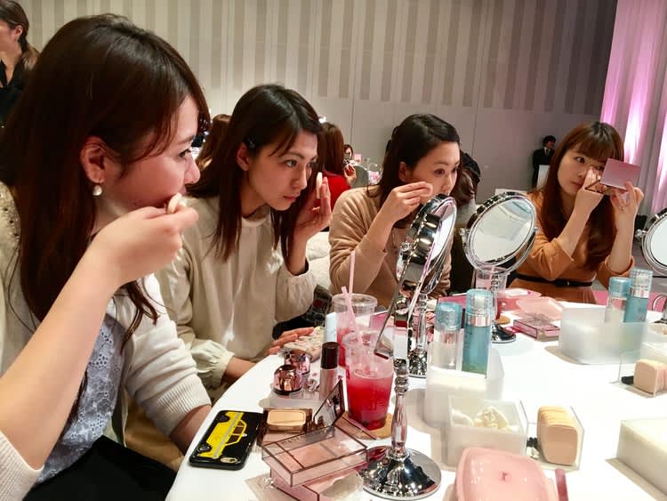 ビューティニュース 石原さとみもグッときた メイクレス なファンデーションの正体とは一体 美容メディアvoce ヴォーチェ