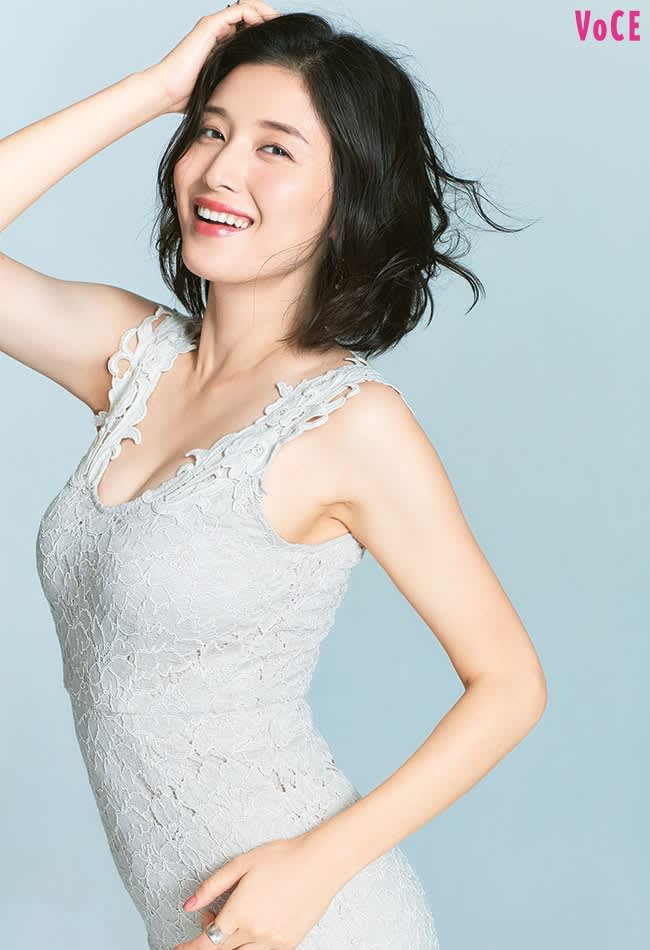 橋本マナミさんほか、愛用の【美乳コスメ】best2＆話題の【育乳スポット】厳選3【ビューティニュース】｜美容メディアvoce（ヴォーチェ）