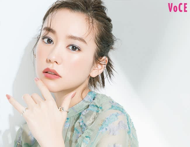 桐谷美玲 夏新色で スモーキーメイク に変身 ビューティニュース 美容メディアvoce ヴォーチェ