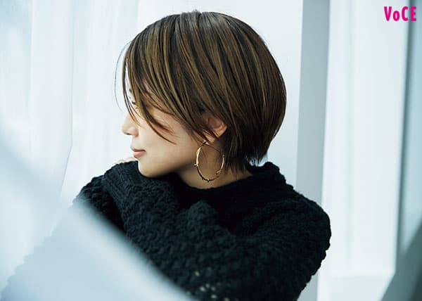 オールブラックコーデは 素材mix で即 オシャレ見え 小山田早織の今月のリアル買い 美容メディアvoce ヴォーチェ オールブラックコーデは 素材mix で即 オシャレ見え 小山田早織の今月のリアル買い 美容メディアvoce ヴォーチェ
