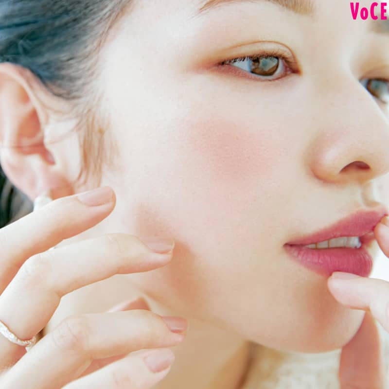 青みピンク ラベンダー 2色のチークで作る透明感メイク 質感メイクで大人の甘顔 美容メディアvoce ヴォーチェ 青みピンク ラベンダー 2色のチークで作る透明感メイク 質感メイクで大人の甘顔 美容メディアvoce ヴォーチェ