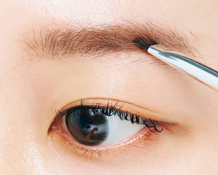 お直しHOW TO 2. 毛流れの境目をパウダーで色づけ