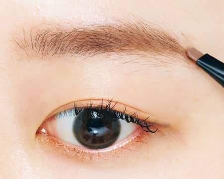 お直しHOW TO 3. 生えてない部分にペンシルで毛を補う