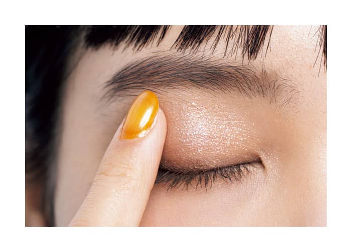 シャドウは指にとり、眉下までペタペタ押しつけ塗り