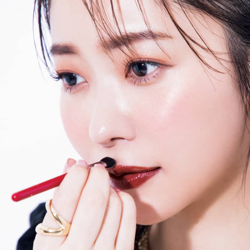 上唇と鼻下に影を仕込んで“人中短縮”ワザ(指原莉乃)