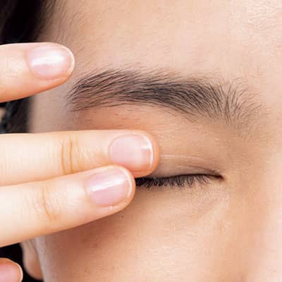 アイシャドウ前にまぶたを指でなぞりその後プレストパウダーで湿度を抑えて
