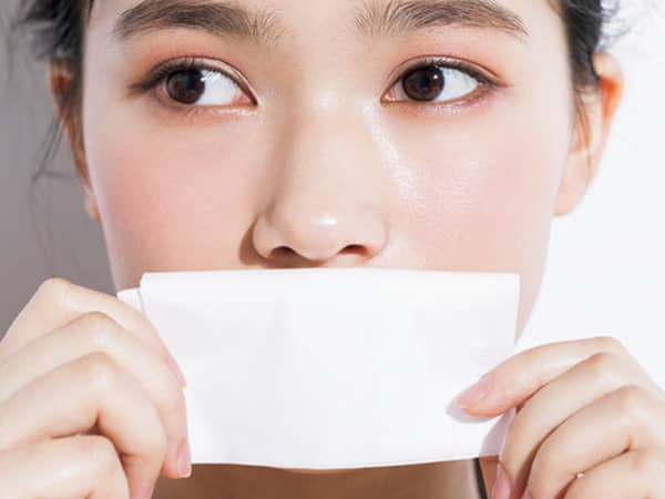 ティッシュで軽くおさえる