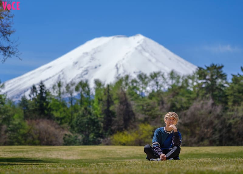 富士山が綺麗に見える絶景スポット Shock Eyeの神社習慣 次の待ち受けはこれ Shock Eyeと富士山 開運２ショット画像 Shock Eyeの神社習慣 美容メディアvoce ヴォーチェ