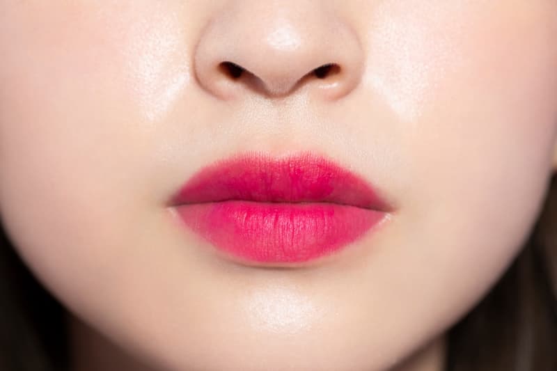唇の内側から塗り始め、輪郭をぼかすのがおすすめ。薄膜を何層も重ねるように塗ることで落ちにくさが増し、唇もマスクもきれいなまま!