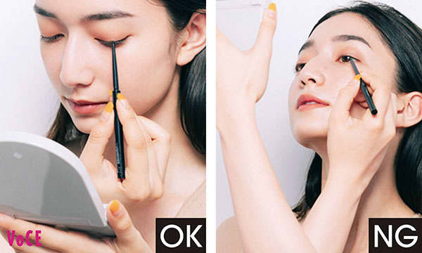 POINT 顔は上に向けず鏡は下に持つ