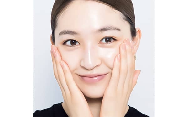 下地を手のひら全体にのばす(上西星来さん)