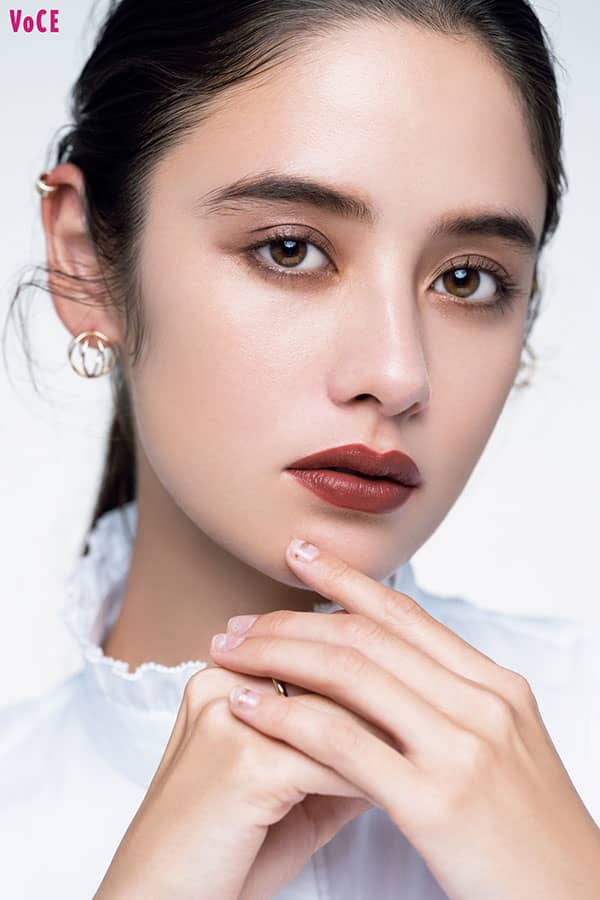 琉花さん/【LOOK 2】湿度高めの赤リップが主役のハンサムフェイス