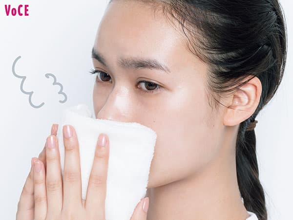 ホットタオルをつくり、蒸気が当たるように肌から少し離して毛穴を全開に/新井舞良さん