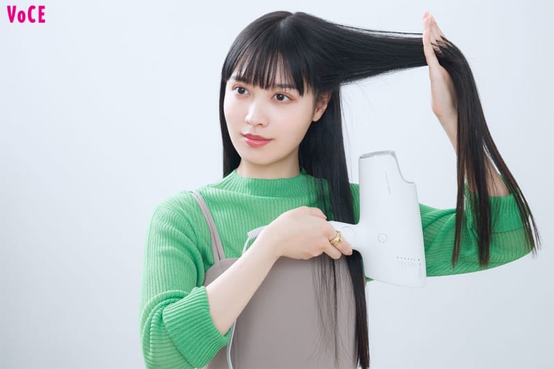 ドライヤーで髪の根元→毛先の順にブロー