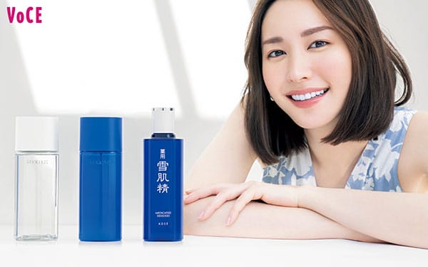 新垣結衣さん/(左から)雪肌精 クリアウェルネス ピュア コンク SS・雪肌精 クリアウェルネス ナチュラル ドリップ・薬用 雪肌精 〈医薬部外品〉