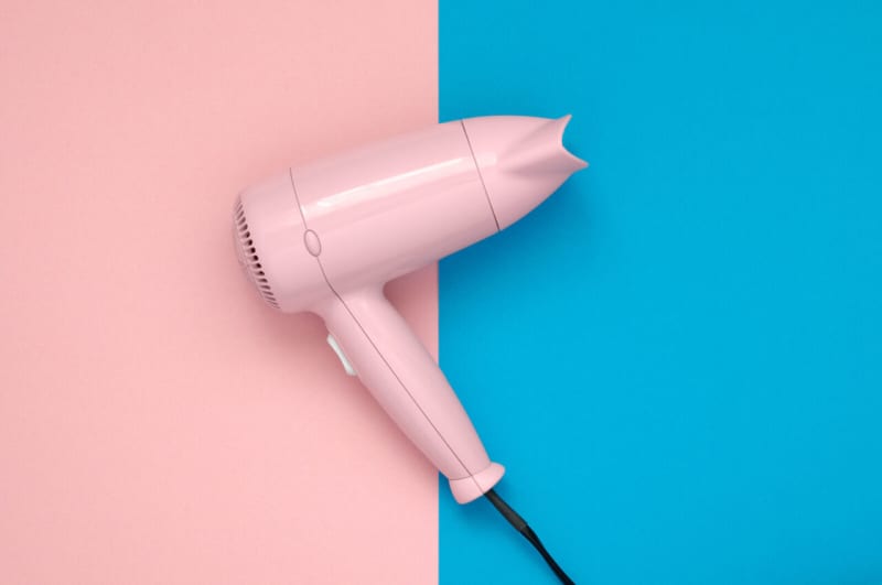 【ドライヤーの電気代】節約術6選!年間6000円以上かかっている世帯も。