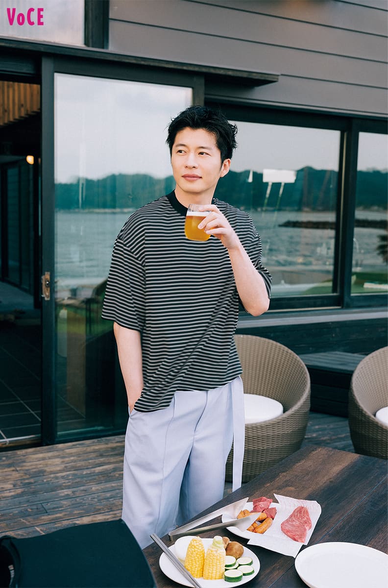 「ビールをグビ〜〜ッとね。日が暮れて絶好のBBQタイムだな」
