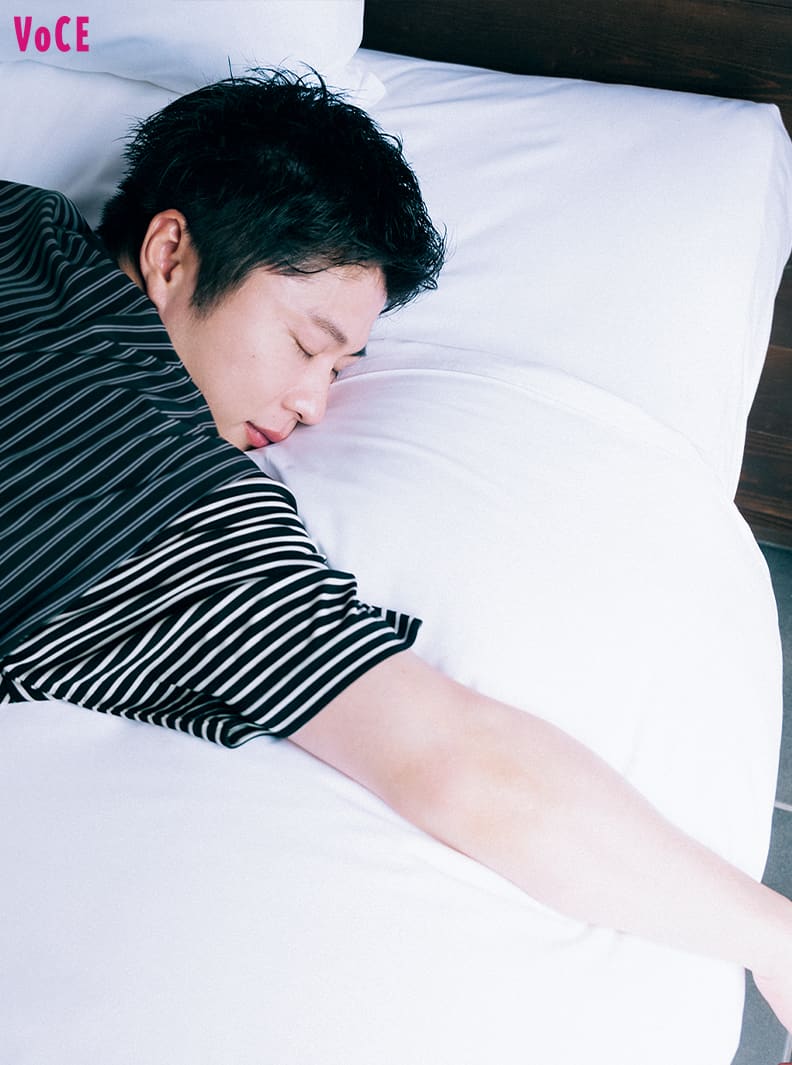 「ベッドでゴロゴロ最高だなぁ。家でもソファーから動かないもん」