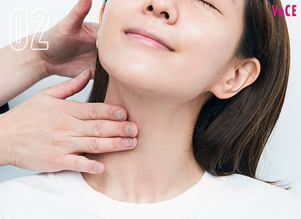 【2】指で、頬や額に薄く広げてから、残りを目まわり、口まわり、小鼻まわりにオン