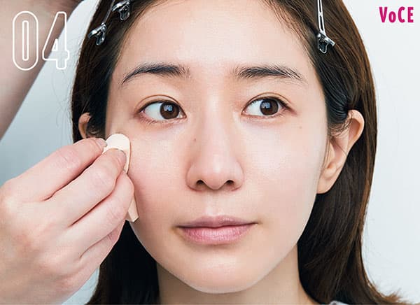 【4】1プッシュをスポンジで頬と額の広い部分にオン。残ったぶんを全体へ極薄に