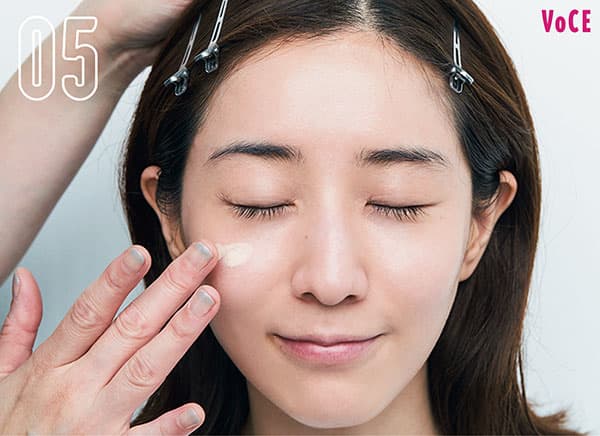 【5】黄みレスな00番を頬の高い位置にごく少量。明るさを出して立体感UP