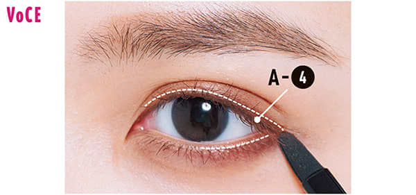 【HOW TO MAKE-UP】2.まぶたのキワを濃い色で締める
