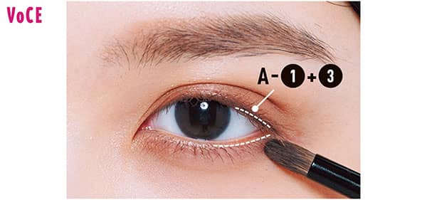 【HOW TO MAKE-UP】3.上下の三角ゾーンに淡い影色を重ねてブラシでぼかす