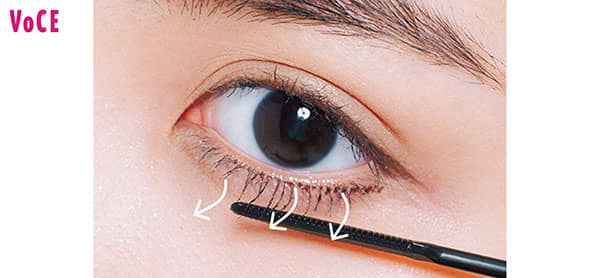 【HOW TO MAKE-UP】3.マスカラを内側に向かって塗る