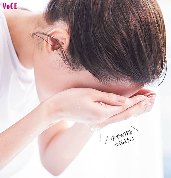 33~35℃のお湯を手ですくい上部からすすぐ「手でおけをつくるように」