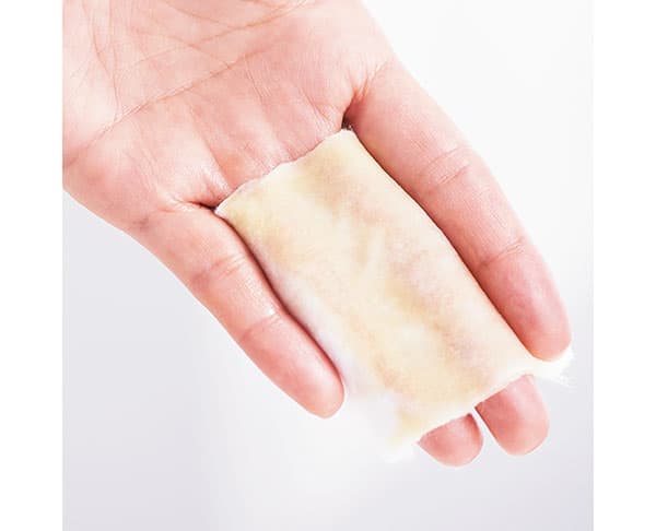 ひたひたになるまでコットンにリムーバーを含ませる