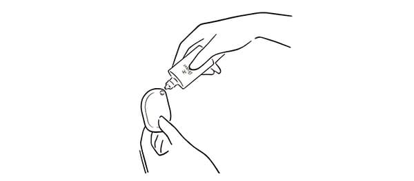イラスト/スポンジの角に適量を出す