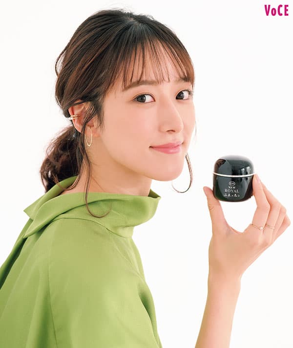 ニューロイヤルを持つ山崎あみさん