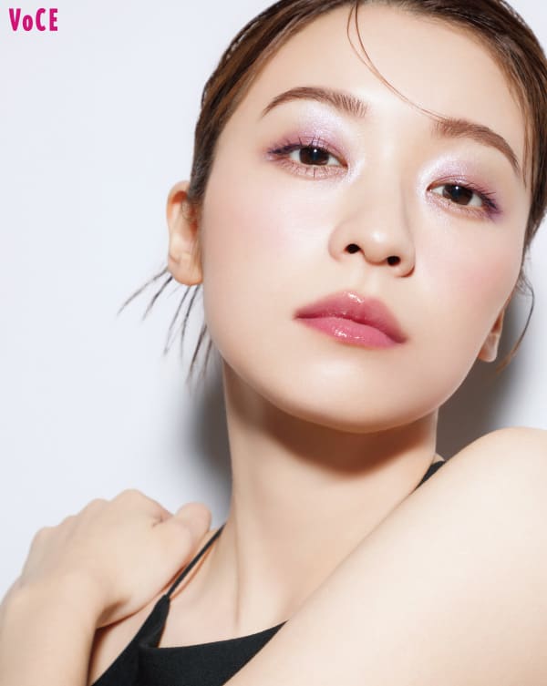 日々を彩るトレンドカラーでまなざしの存在感が加速する。ディオール