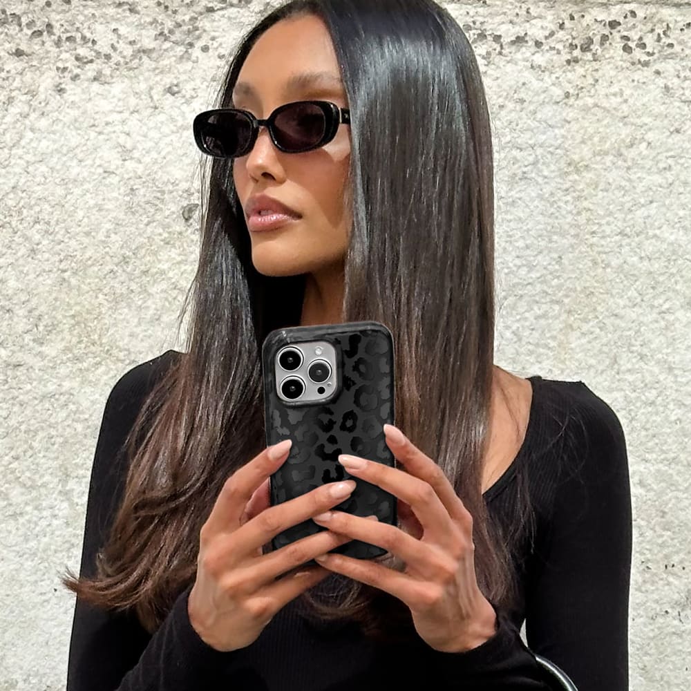 Wholesale cell phone accessory VELVET CAVIAR - MagSafe Case for Apple iPhone 16 Pro Max - Black