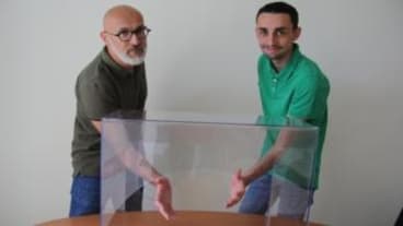 Ils conçoivent une caisse d'intubation comme équipement de protection au COVID-19