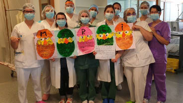 soignants avec pancarte merci