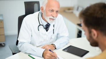 Médecin de garde accueillant un patient dans son bureau