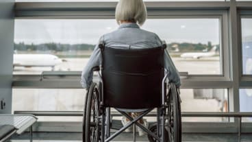 Faire venir ses parents en France pour se soigner : une femme en fauteuil roulant attend son avion.