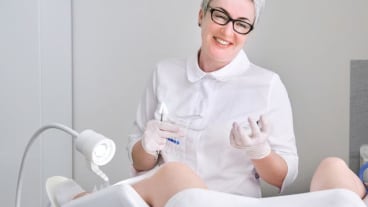 Chirurgie gynécologique par voie vaginale ou basse : une gynécologue sourit à sa patiente.