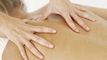 somatothérapie, thérapie qui fait appel notamment au toucher. 