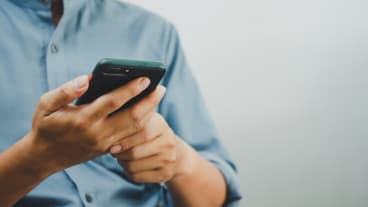 homme tenant son téléphone