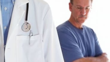 Dépistage des cancers masculines dont la prostate : un patient avec son médecin.