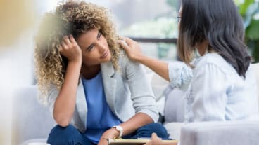 Endométriose : une jeune femme est réconfortée par une autre.