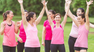 Journée mondiale contre le cancer : des femmes habillée en rose participent à une action.